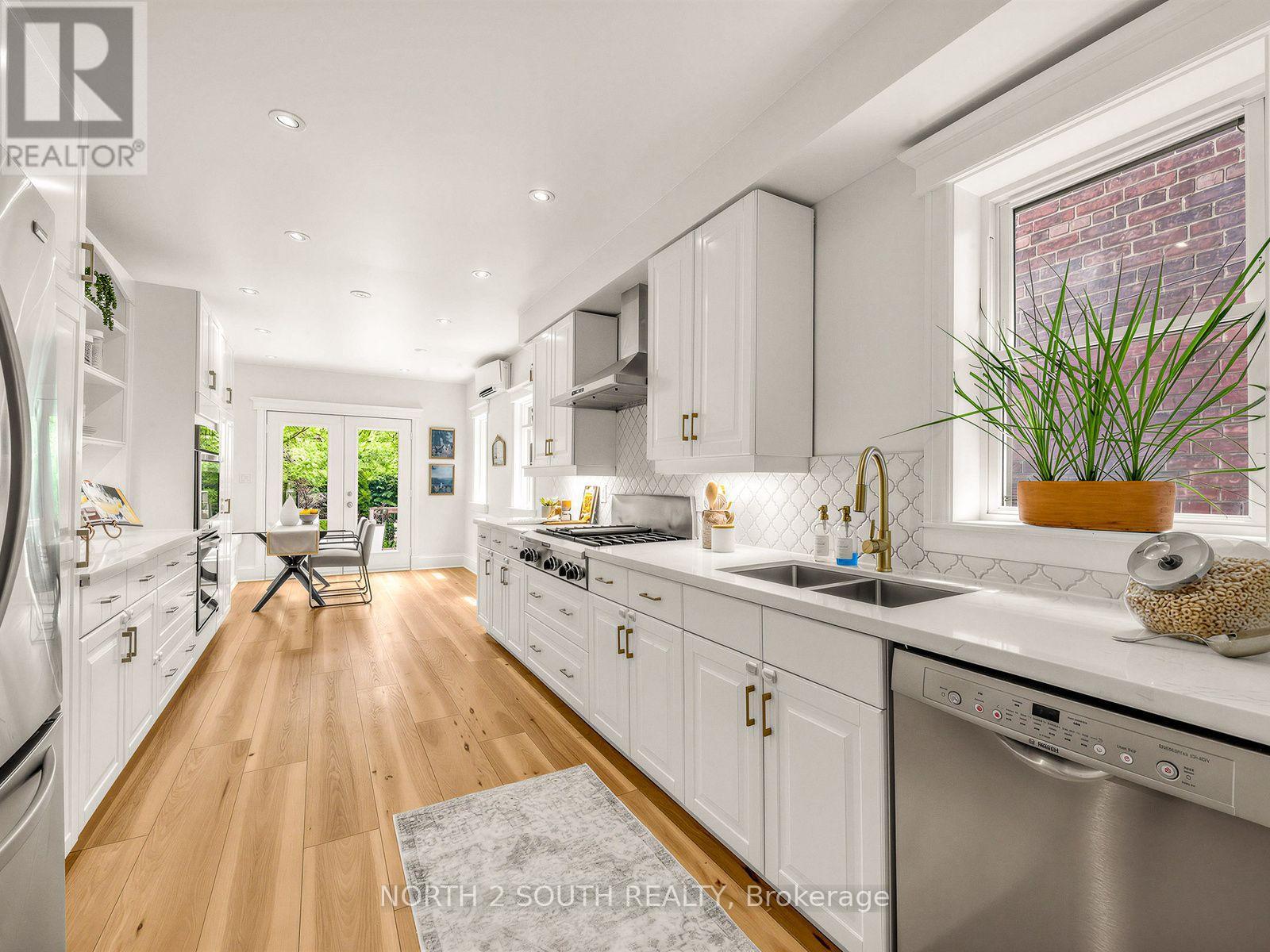47 Bellefair Avenue, Toronto, Ontario  M4L 3T7 - Photo 15 - E13548692