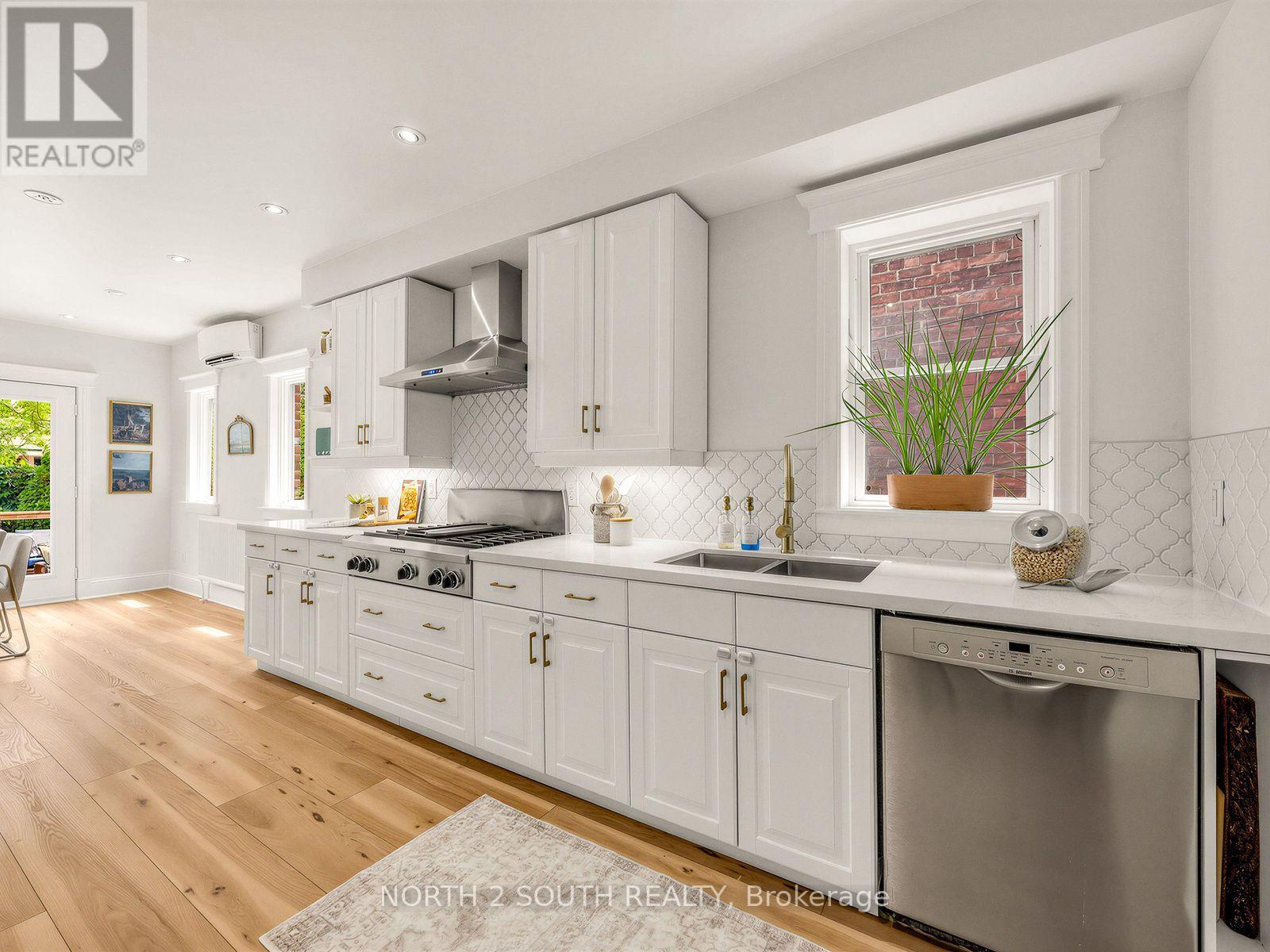 47 Bellefair Avenue, Toronto, Ontario  M4L 3T7 - Photo 16 - E13548692