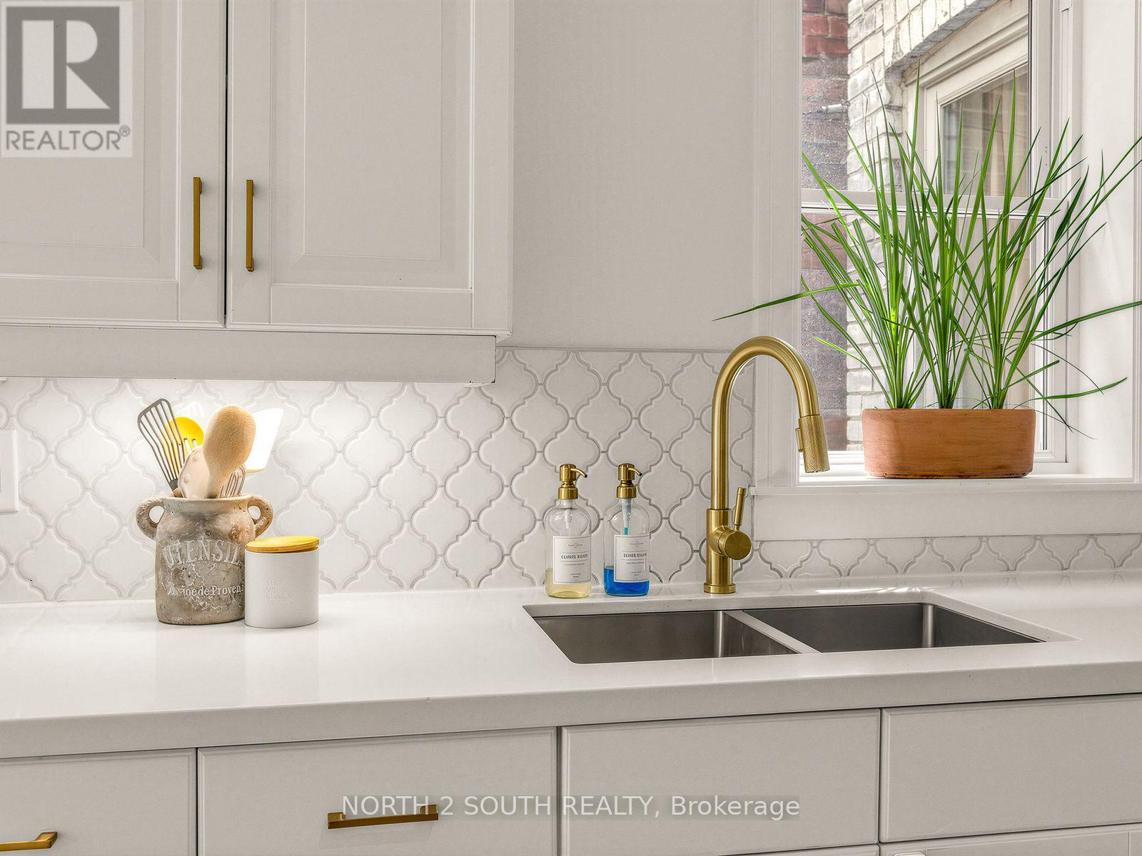 47 Bellefair Avenue, Toronto, Ontario  M4L 3T7 - Photo 21 - E13548692