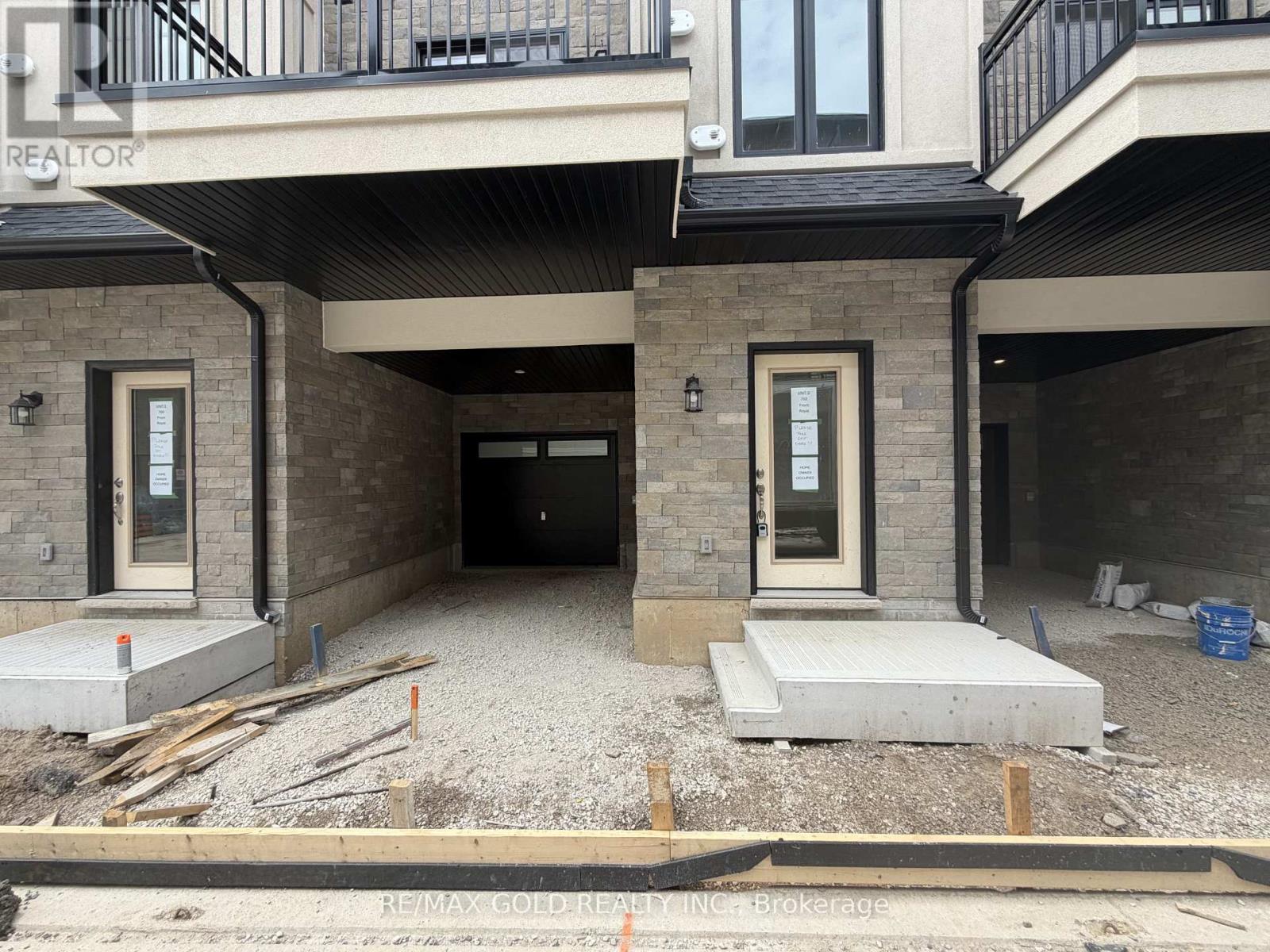 702 Royal Front Street, Mississauga, Ontario L4Y 0C8 - Photo 2 - W13548340