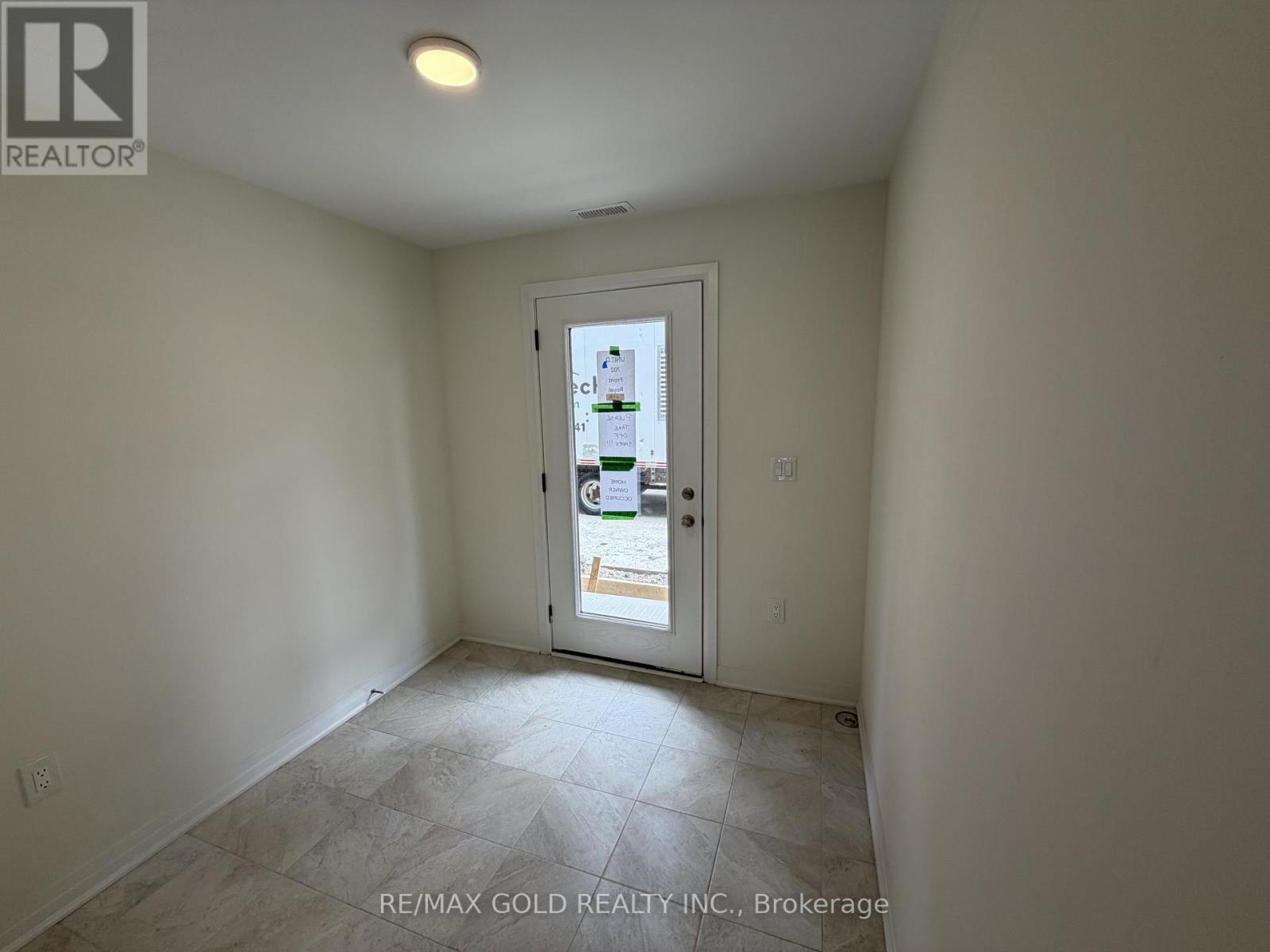 702 Royal Front Street, Mississauga, Ontario L4Y 0C8 - Photo 3 - W13548340