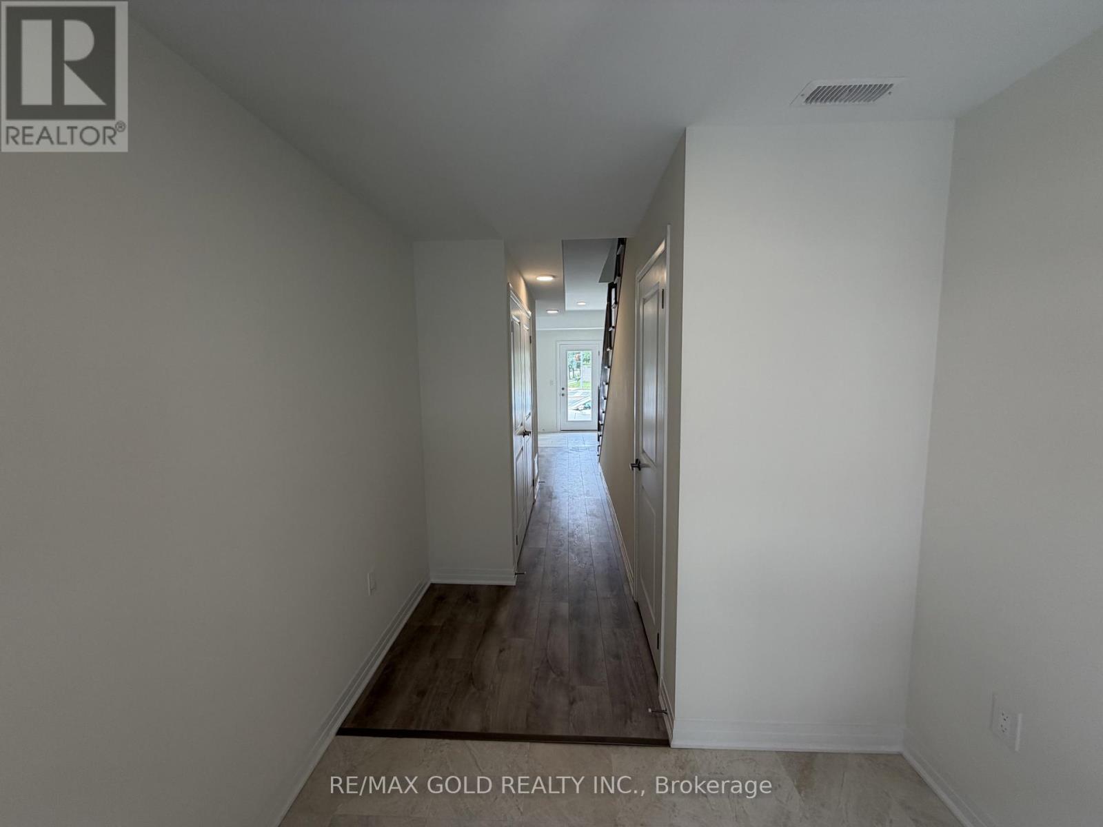 702 Royal Front Street, Mississauga, Ontario L4Y 0C8 - Photo 4 - W13548340