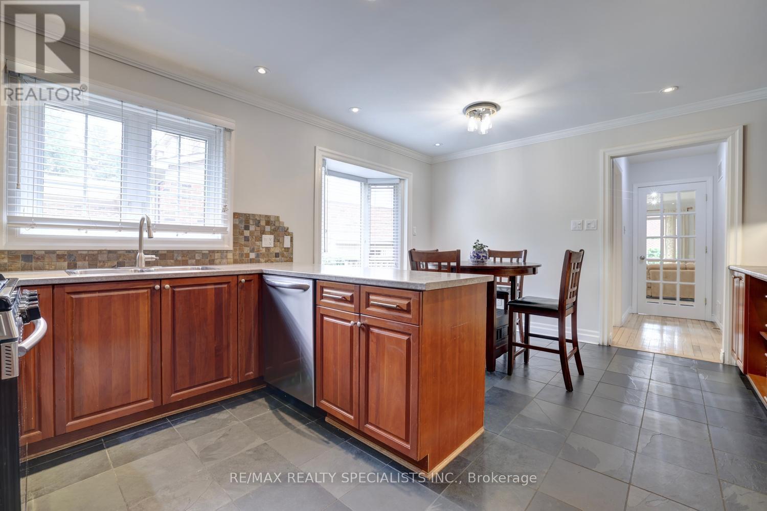 2510 Maid Marian Place, Mississauga, Ontario  L5K 2L9 - Photo 12 - W13548446