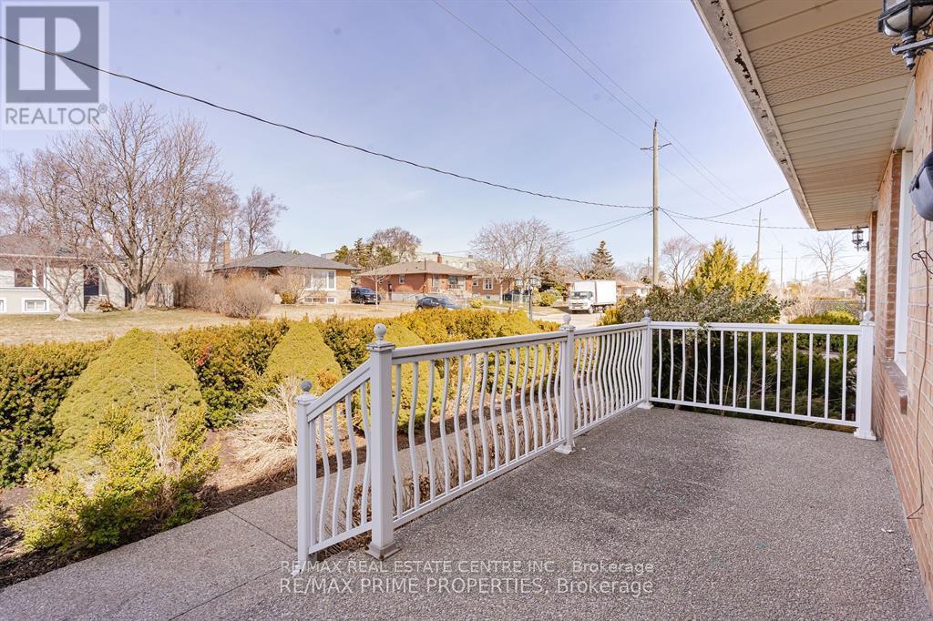 492 Pinegrove Road, Oakville, Ontario  L6K 2C3 - Photo 3 - W13548486