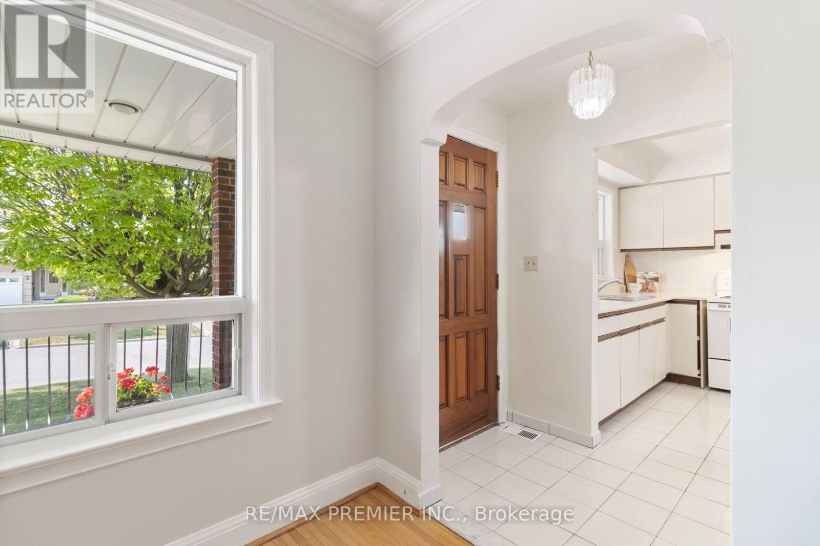 30 Forthbridge Crescent, Toronto, Ontario  M3M 2A1 - Photo 4 - W13548698