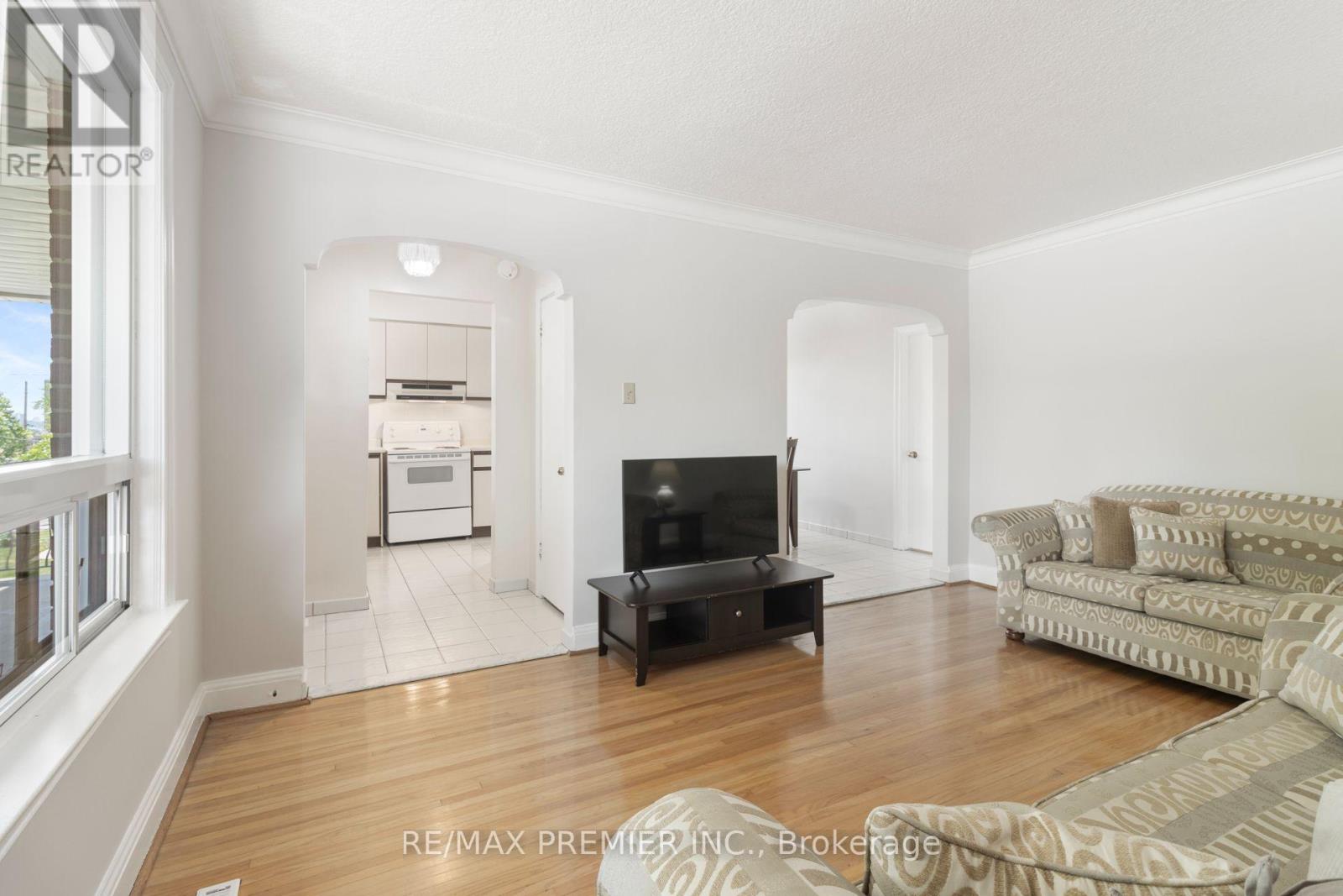30 Forthbridge Crescent, Toronto, Ontario  M3M 2A1 - Photo 7 - W13548698