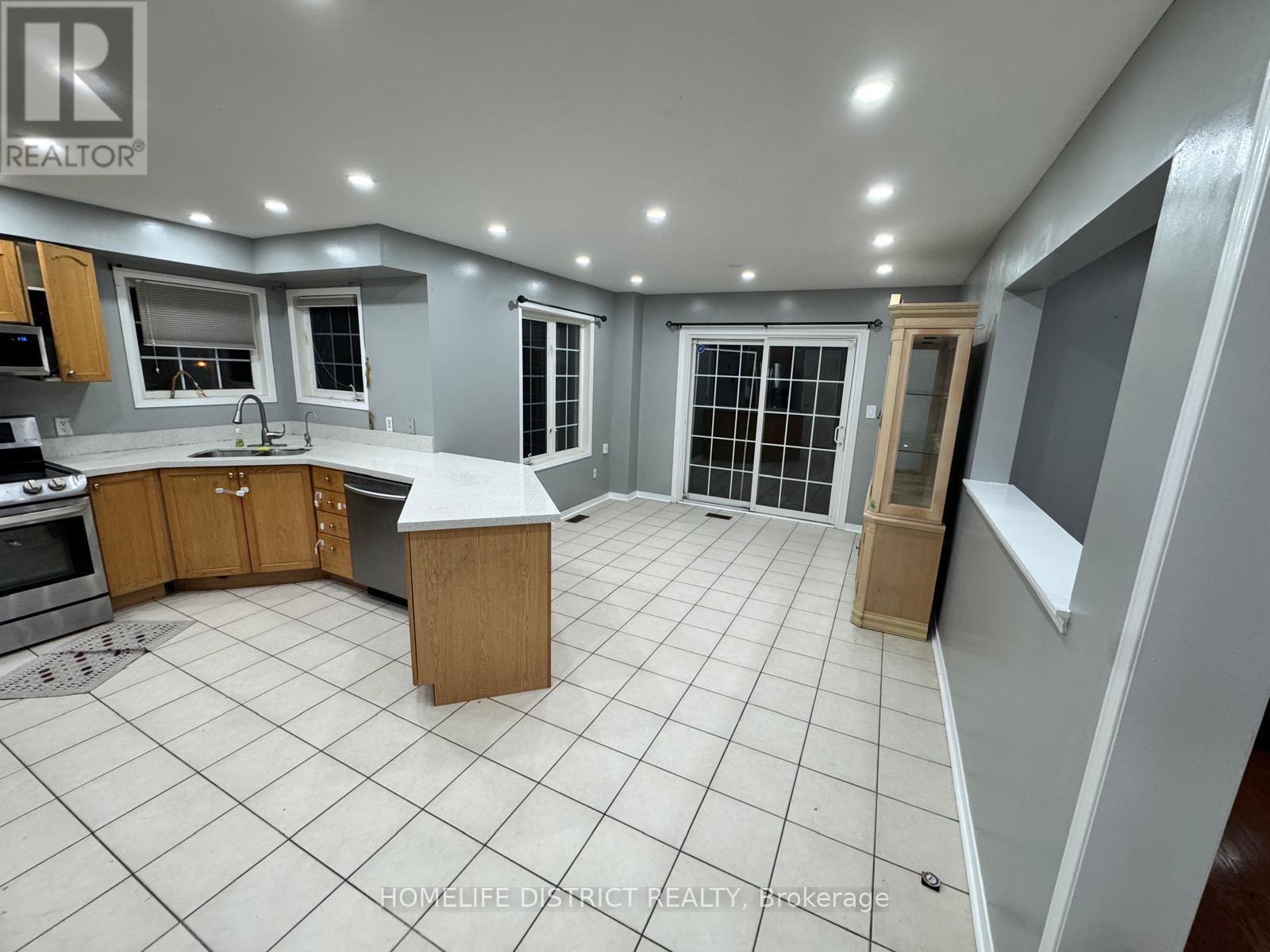1100 Ashgrove Crescent, Oshawa, Ontario L1K 2W4 - Photo 3 - E13111712