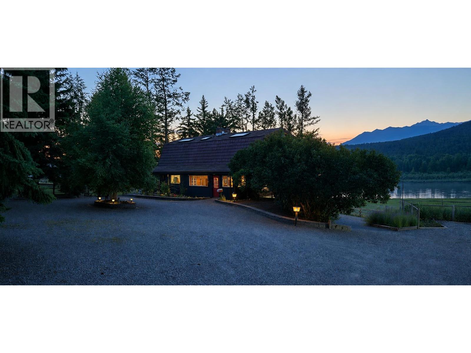 8793 Colony Road, Wardner, British Columbia V0B 2J0 - Photo 1 - 10394197
