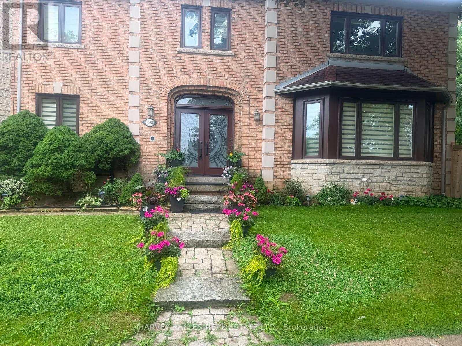 898 STONEHAVEN AVENUE, Newmarket, Ontario