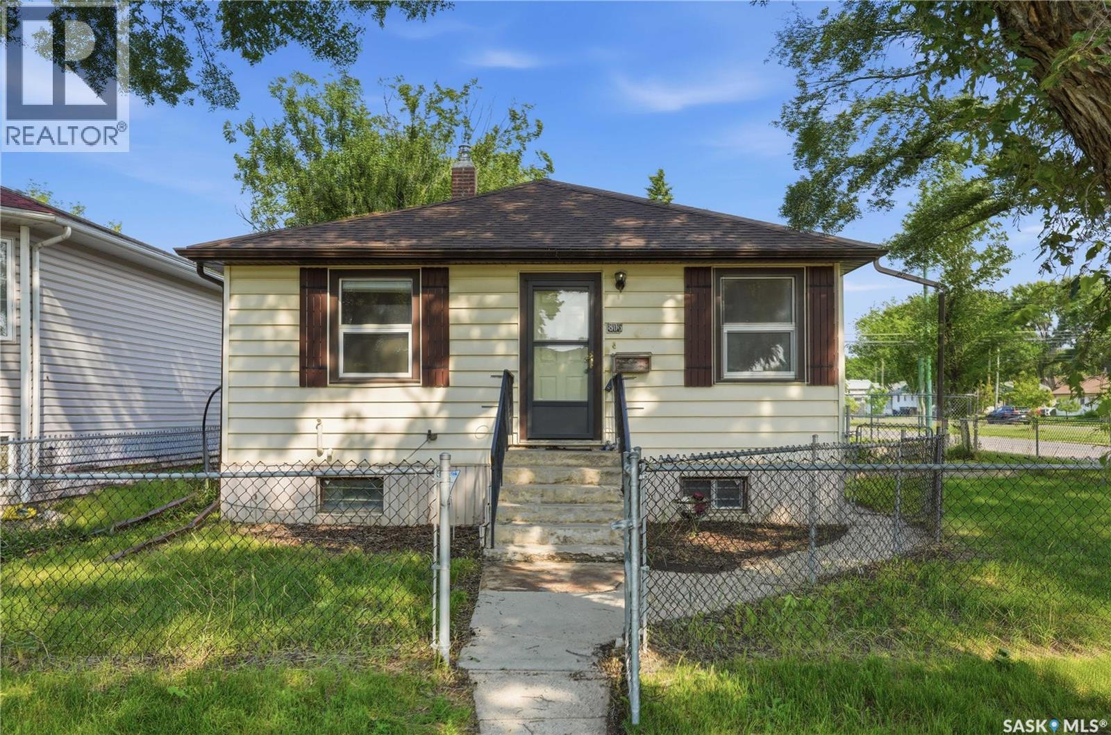 806 L Avenue N, Saskatoon, Saskatchewan  S7L 2R4 - Photo 2 - SK041942