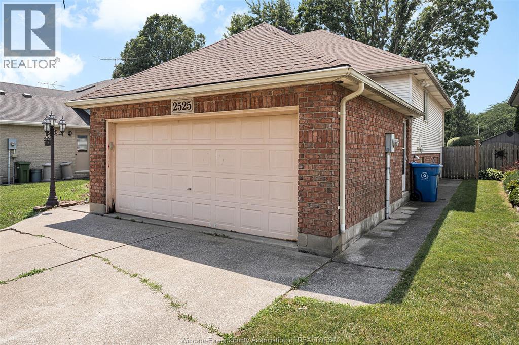 2525 Strawberry Drive, Tecumseh, Ontario  N9K 1C3 - Photo 6 - 26016633