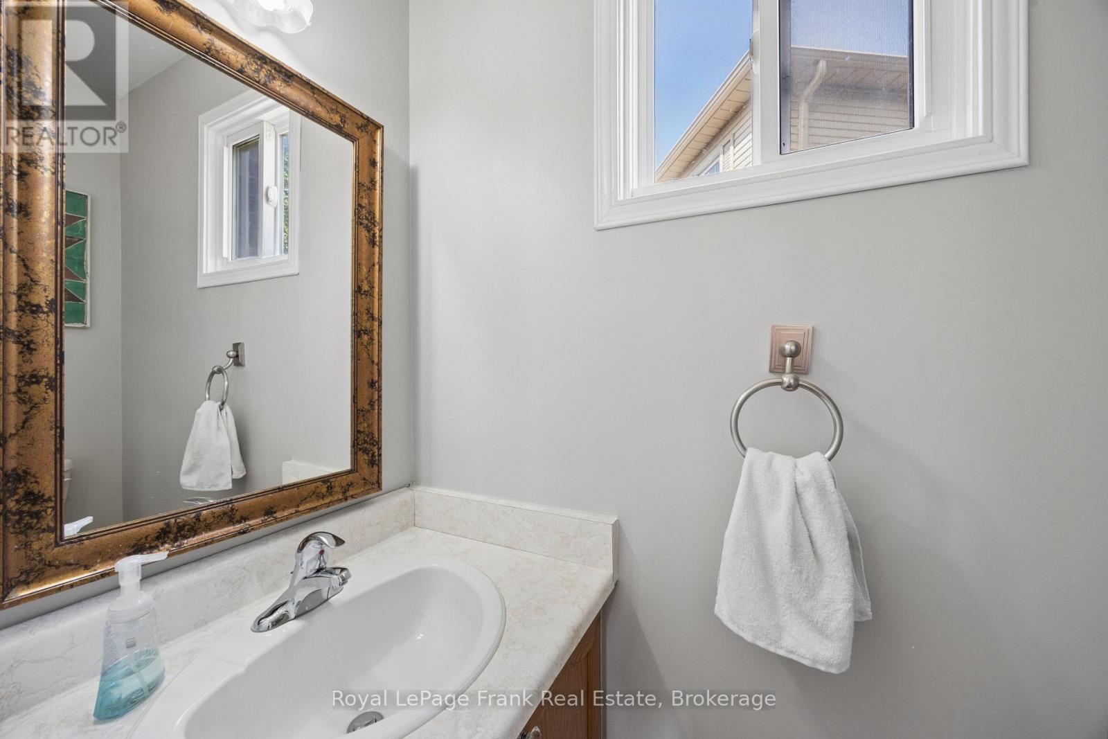 9 Giles Court, Whitby, Ontario  L1N 8T6 - Photo 13 - E13549114