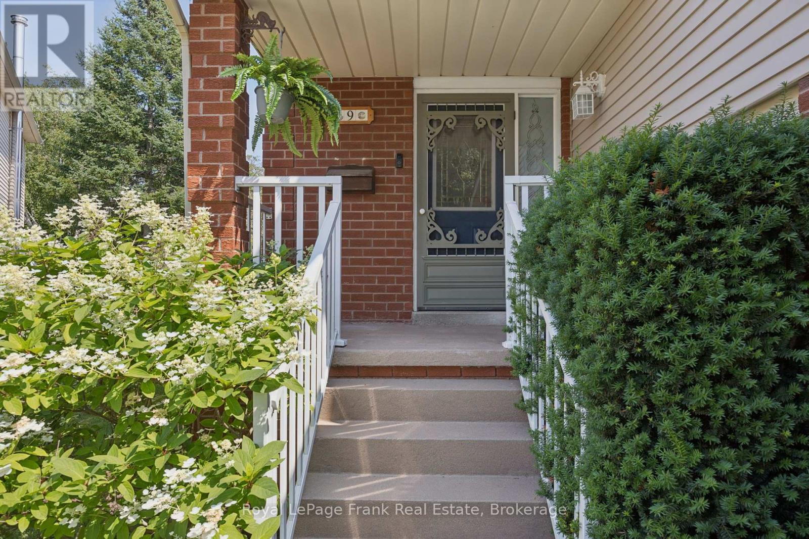 9 Giles Court, Whitby, Ontario  L1N 8T6 - Photo 2 - E13549114