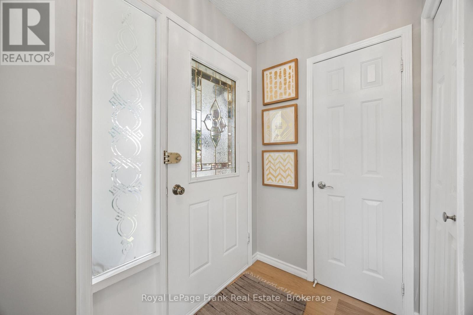 9 Giles Court, Whitby, Ontario  L1N 8T6 - Photo 3 - E13549114