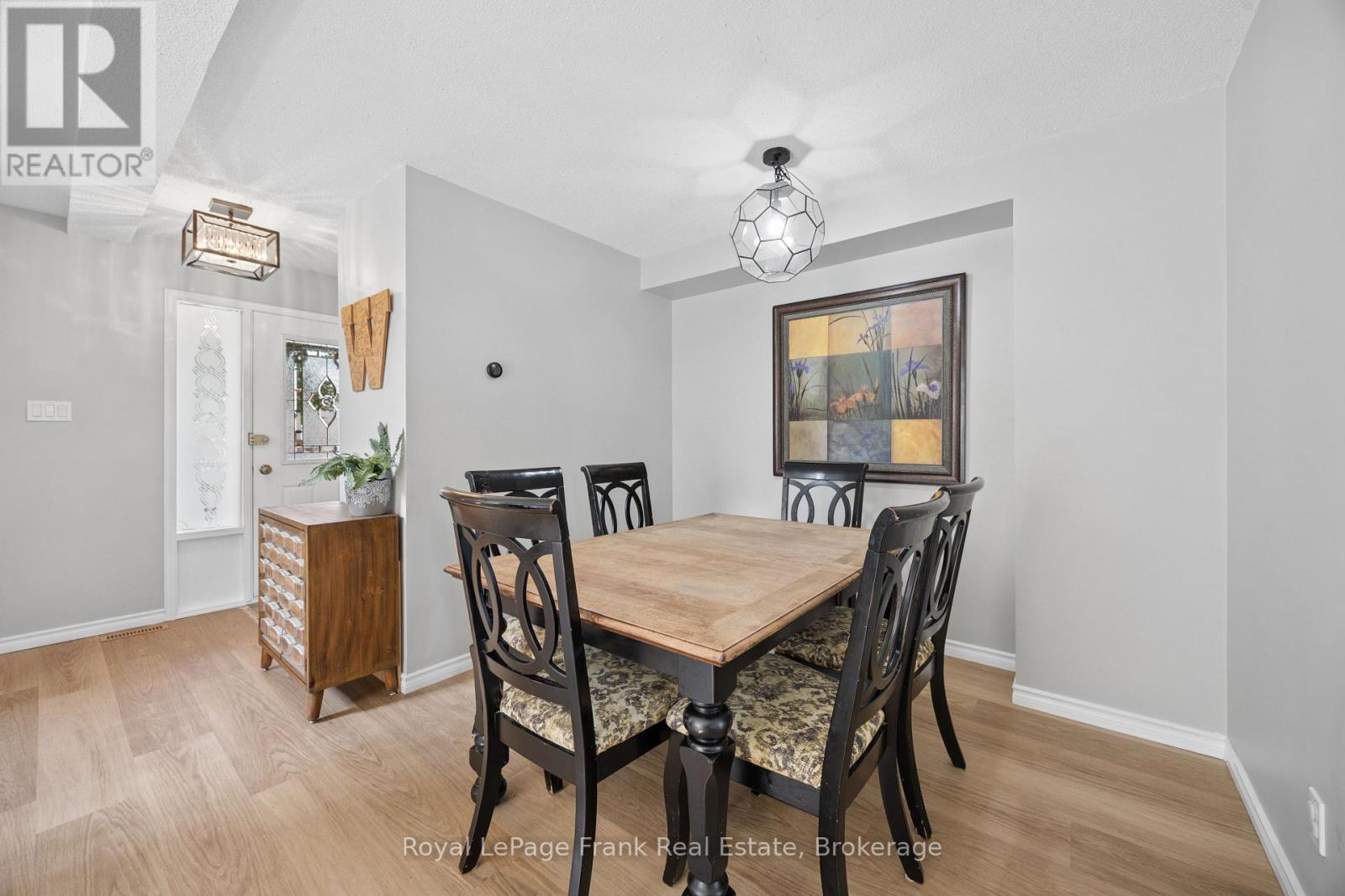 9 Giles Court, Whitby, Ontario  L1N 8T6 - Photo 5 - E13549114