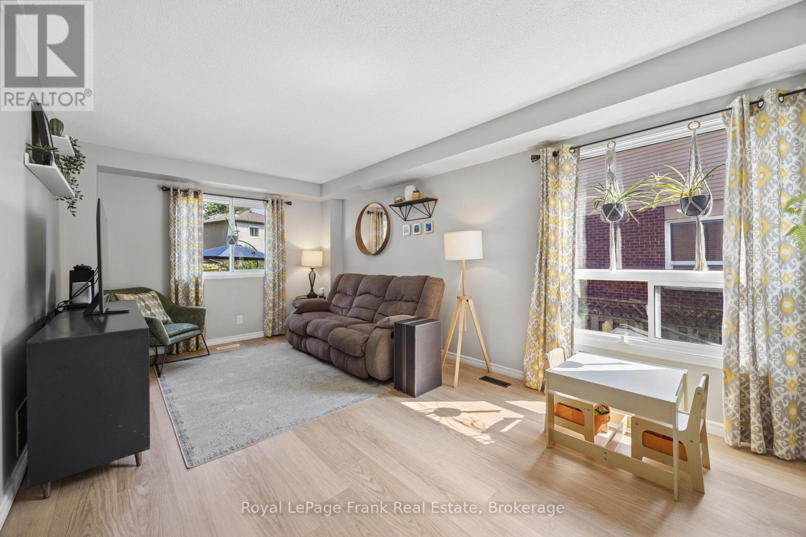 9 Giles Court, Whitby, Ontario  L1N 8T6 - Photo 6 - E13549114