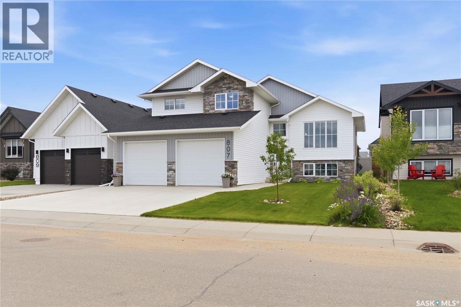 807 Weir Crescent, Warman, Saskatchewan  S0K 4S4 - Photo 2 - SK042135