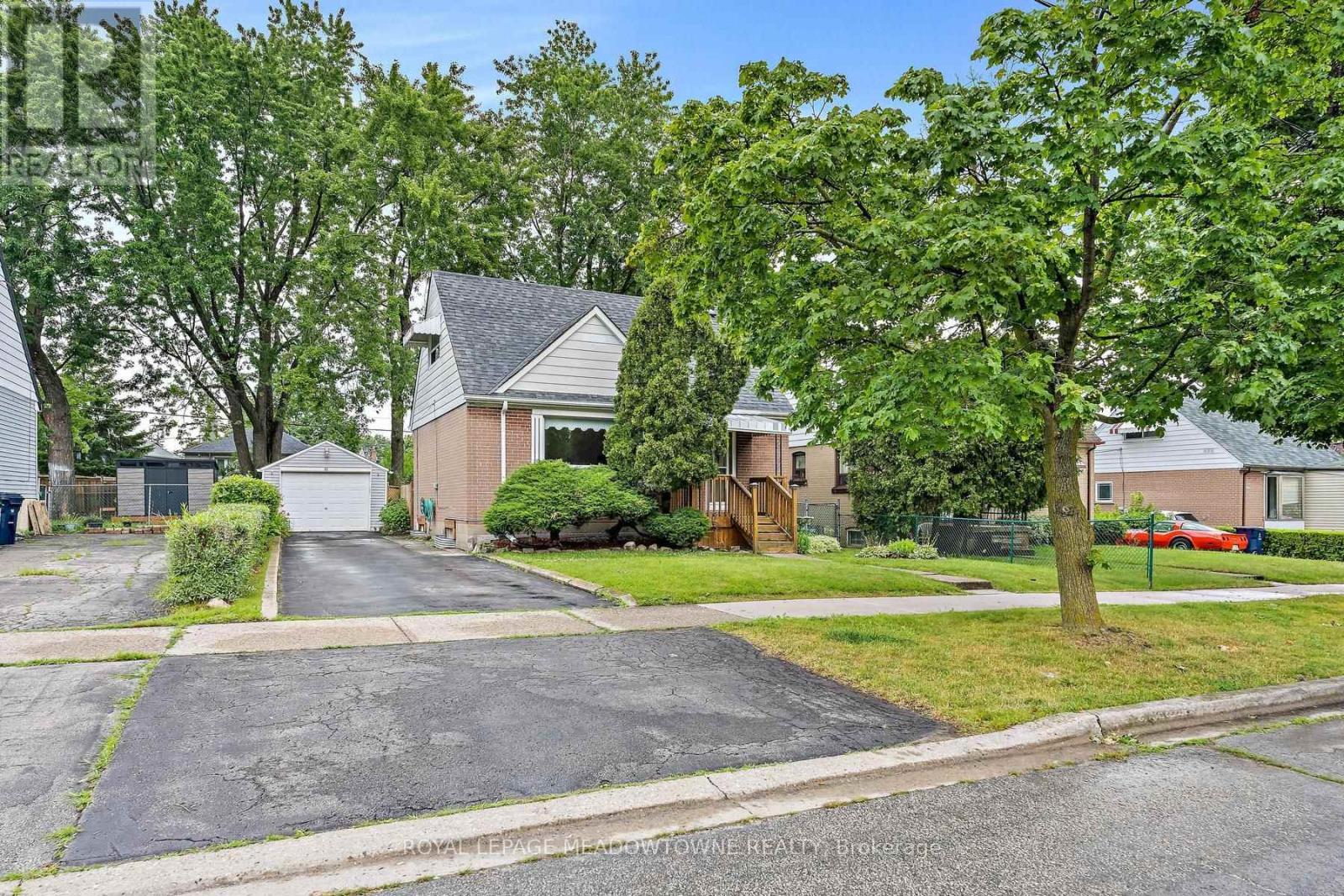 <div class="slider-price">$815,000</div><p>27 Hatfield Crescent, Toronto, Ontario</p>
