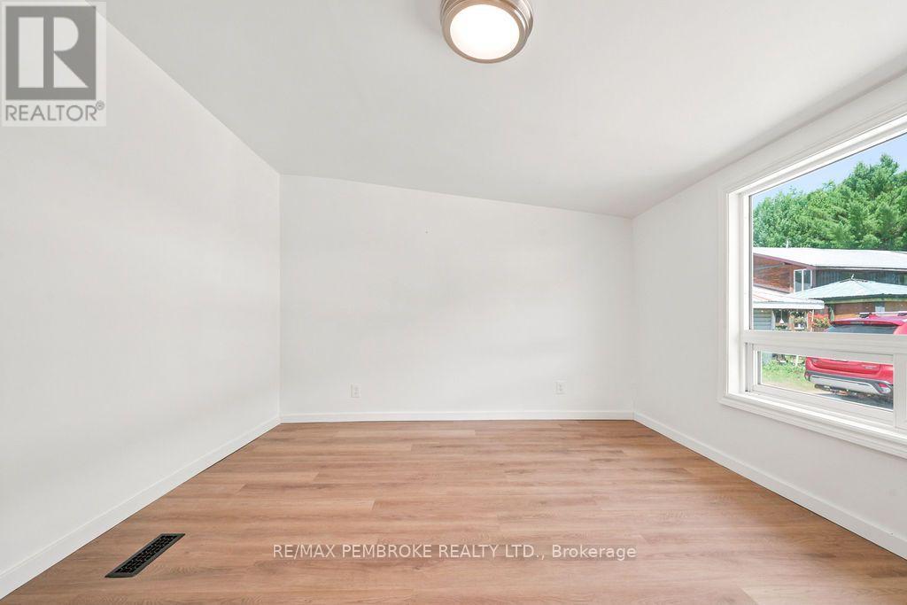 32560 Highway Highway, Laurentian Hills, Ontario  K0J 1P0 - Photo 26 - X13549334