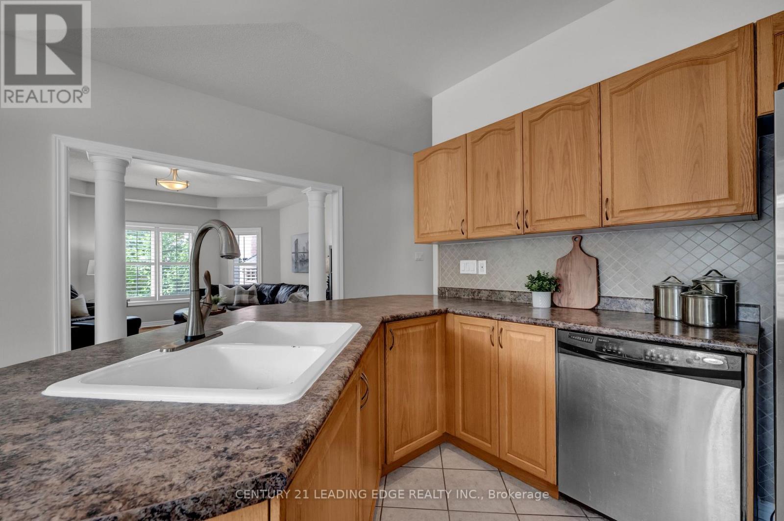 319 Mapleview Court, Pickering, Ontario  L1X 2X3 - Photo 12 - E13549316