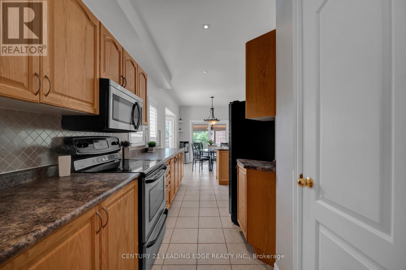 319 Mapleview Court, Pickering, Ontario  L1X 2X3 - Photo 14 - E13549316