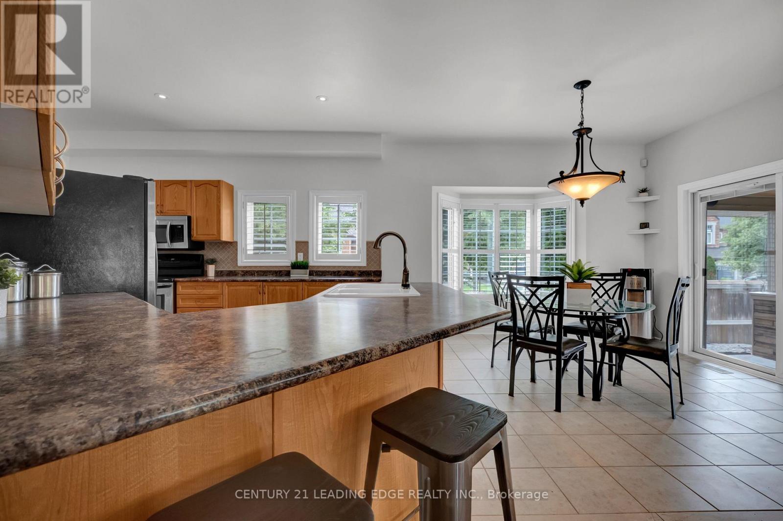 319 Mapleview Court, Pickering, Ontario  L1X 2X3 - Photo 15 - E13549316