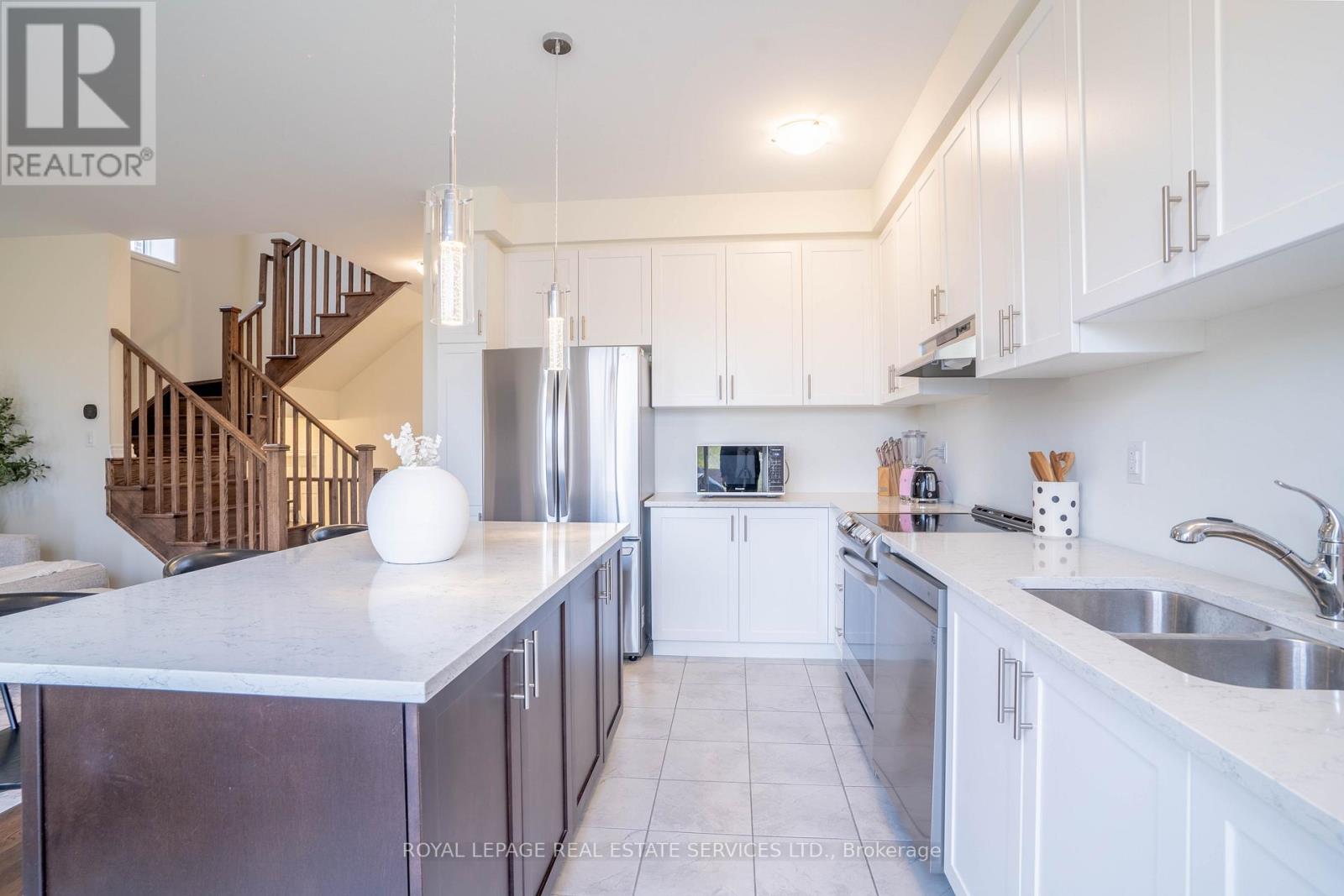 84 Barkerville Drive, Whitby, Ontario L1P 0L8 - Photo 5 - E13549406