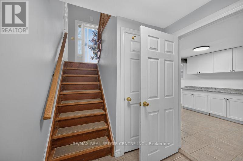 Lower Unit - 59 Colin Crescent, Hamilton, Ontario L9A 5H8 - Photo 3 - X13549388