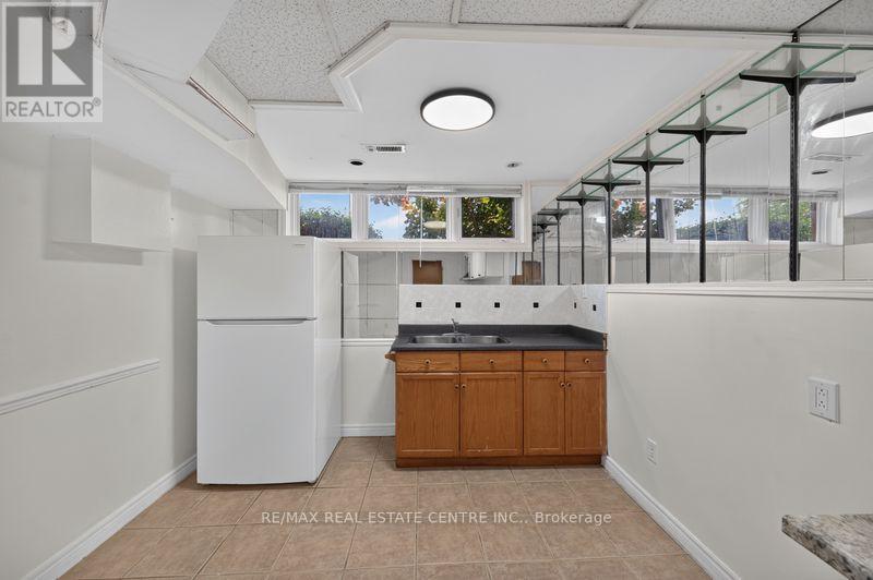 Lower Unit - 59 Colin Crescent, Hamilton, Ontario L9A 5H8 - Photo 6 - X13549388