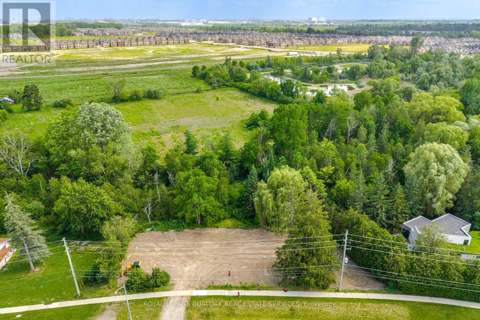 2207 Embleton Road, Brampton, Ontario L6Y 0G2 - Photo 2 - W13549508