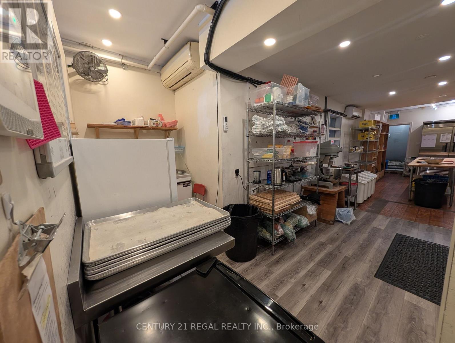 Main - 1332 Queen Street W, Toronto, Ontario  M6K 1L4 - Photo 8 - W13549642