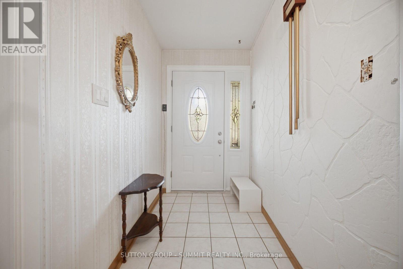 3359 Enniskillen Circle, Mississauga, Ontario  L5C 2M9 - Photo 5 - W13549648