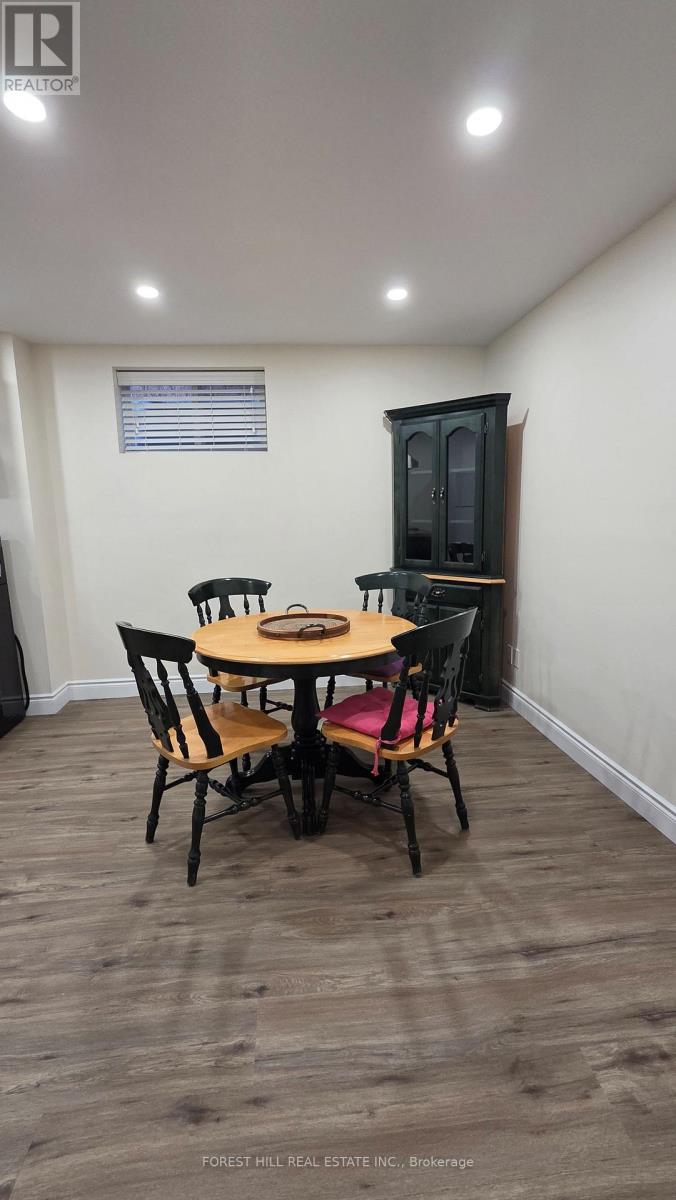 957 Sonoma Court, Mississauga, Ontario L5V 2P4 - Photo 3 - W13549706