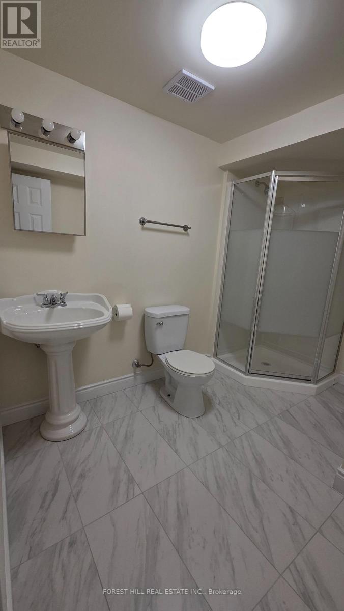 957 Sonoma Court, Mississauga, Ontario L5V 2P4 - Photo 6 - W13549706