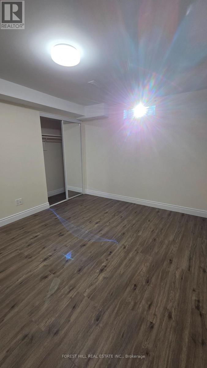 957 Sonoma Court, Mississauga, Ontario L5V 2P4 - Photo 9 - W13549706