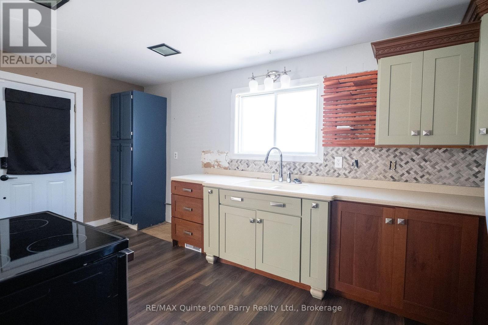 14 Harriet Street, Quinte West, Ontario  K8V 4L4 - Photo 3 - X12554562