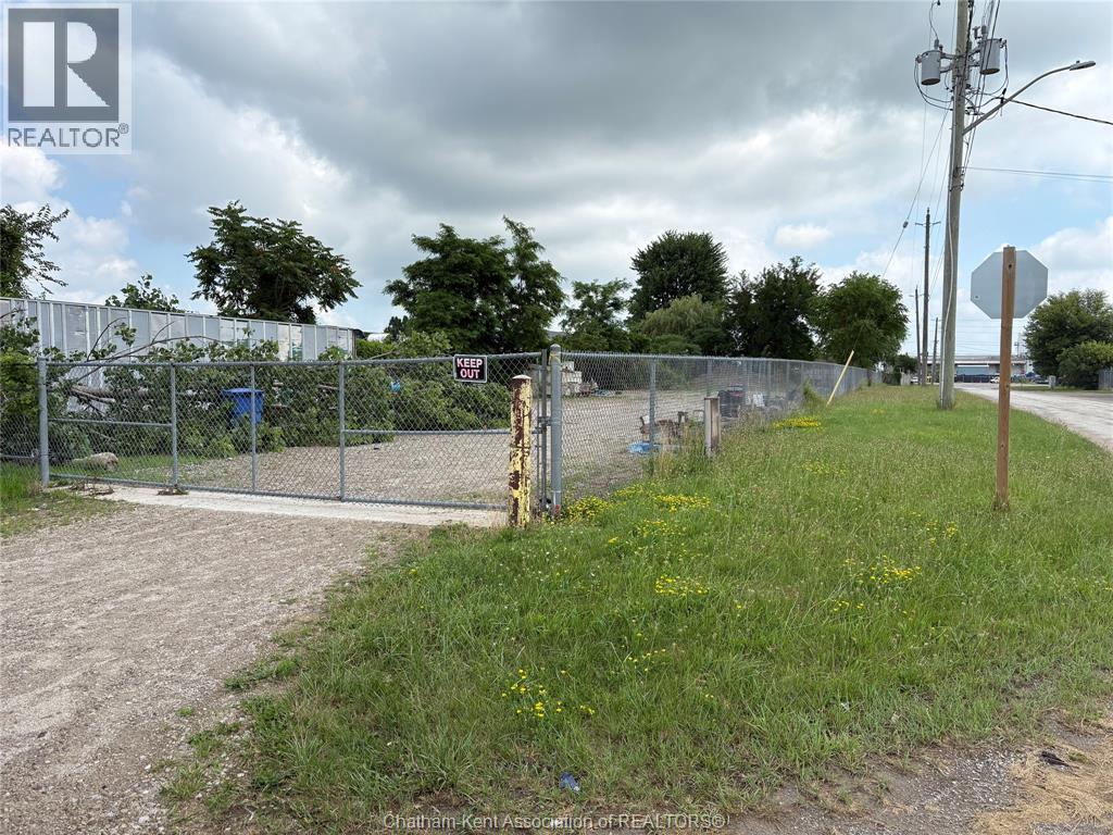 MLS# 26016620: 15 IVAN STREET, Chatham, Canada