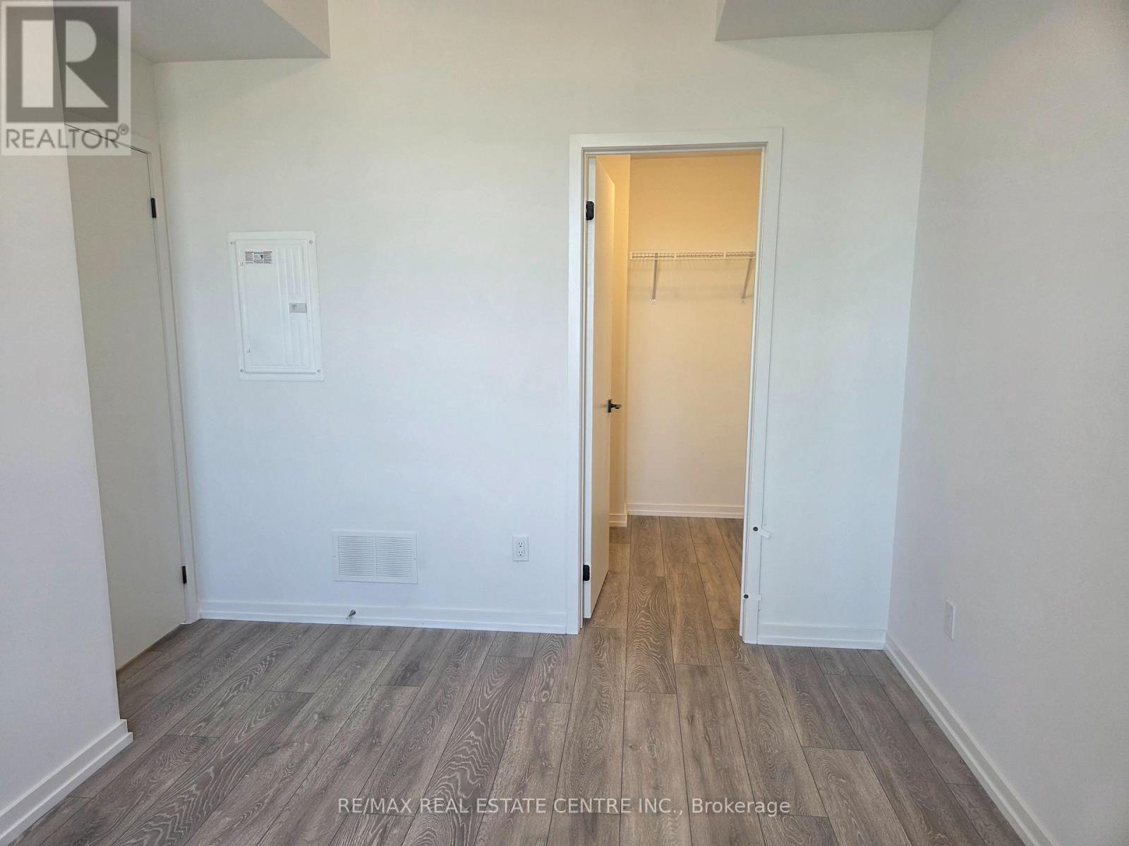 7 - 16 Lytham Green Circle, Newmarket, Ontario  L3Y 0H3 - Photo 3 - N13549824