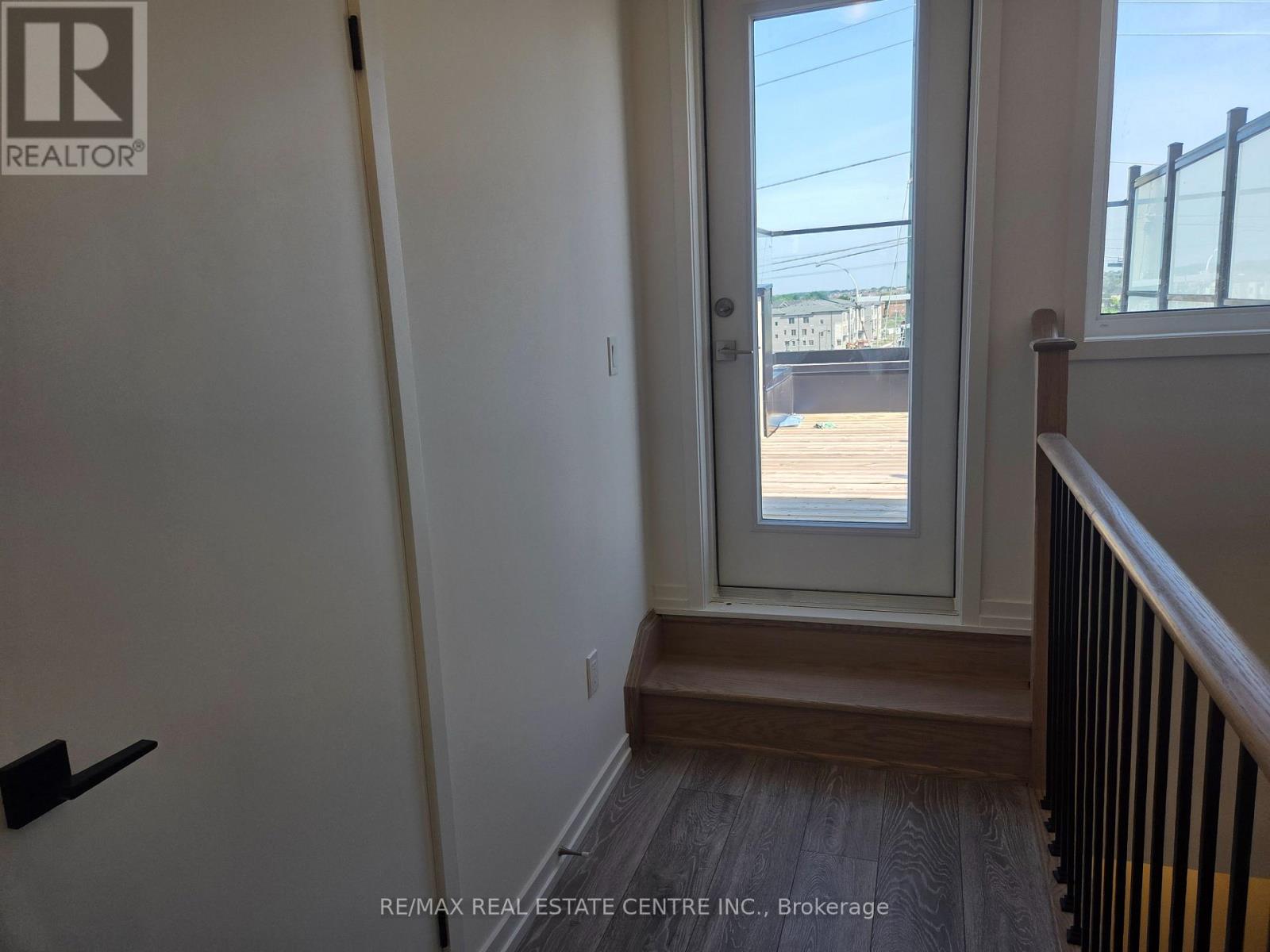 7 - 16 Lytham Green Circle, Newmarket, Ontario  L3Y 0H3 - Photo 5 - N13549824