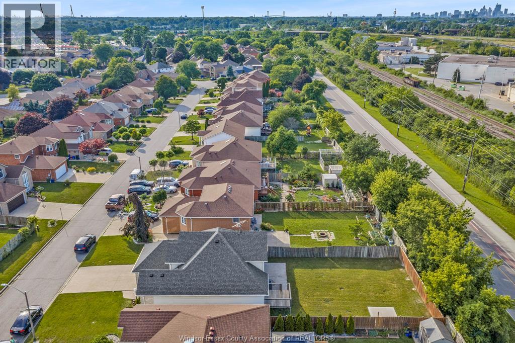 204 Hampton Crescent, Windsor, Ontario  N9E 4M4 - Photo 4 - 26016647