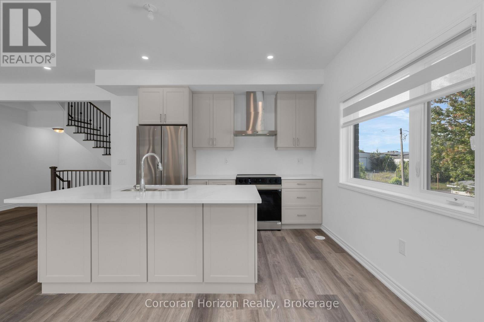 51 Wyn Wood Lane, Orillia, Ontario  L3V 8P7 - Photo 4 - S13549924