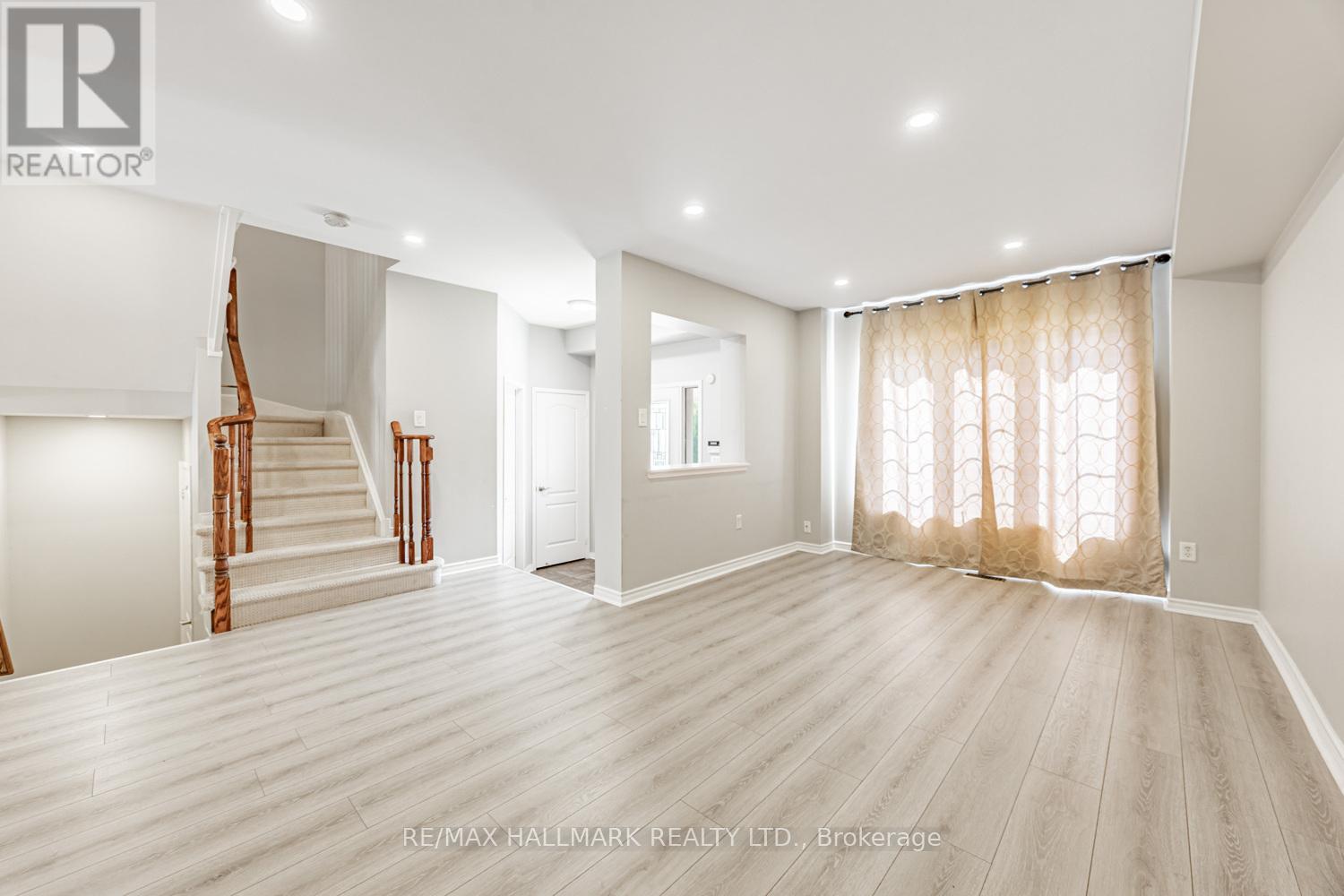 6 Dollery Gate, Ajax, Ontario L1T 0G7 - Photo 4 - E13550090