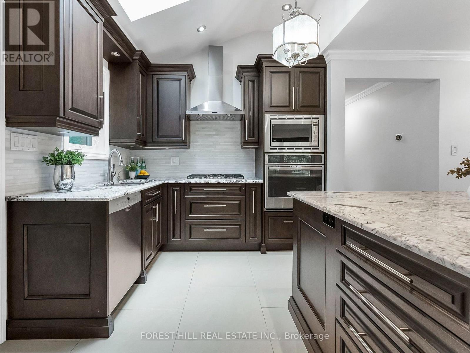 2744 Truscott Drive, Mississauga, Ontario  L5J 2B7 - Photo 5 - W13550014