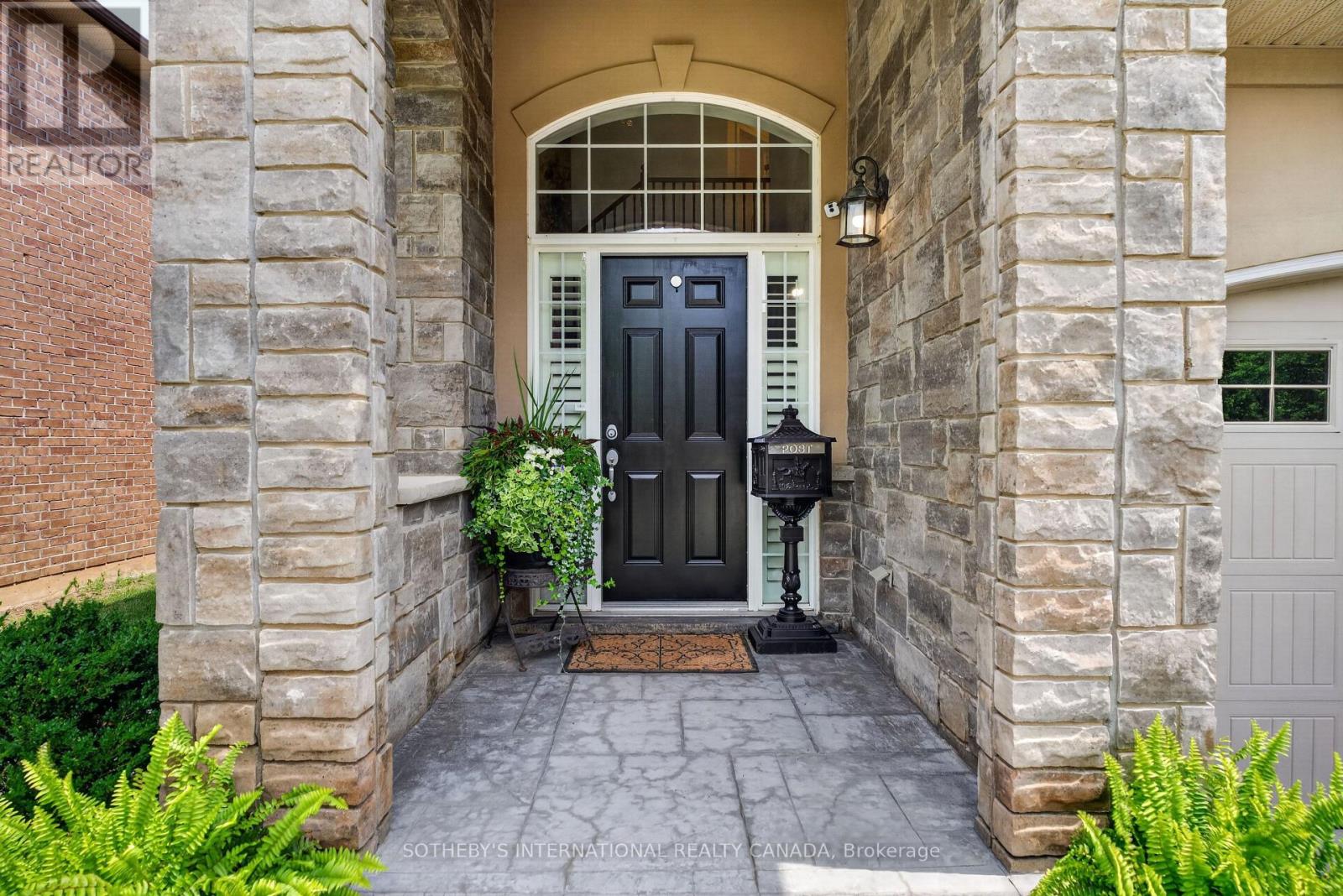 39 Maplevale Drive, Hamilton, Ontario  L9G 0C3 - Photo 2 - X13549960