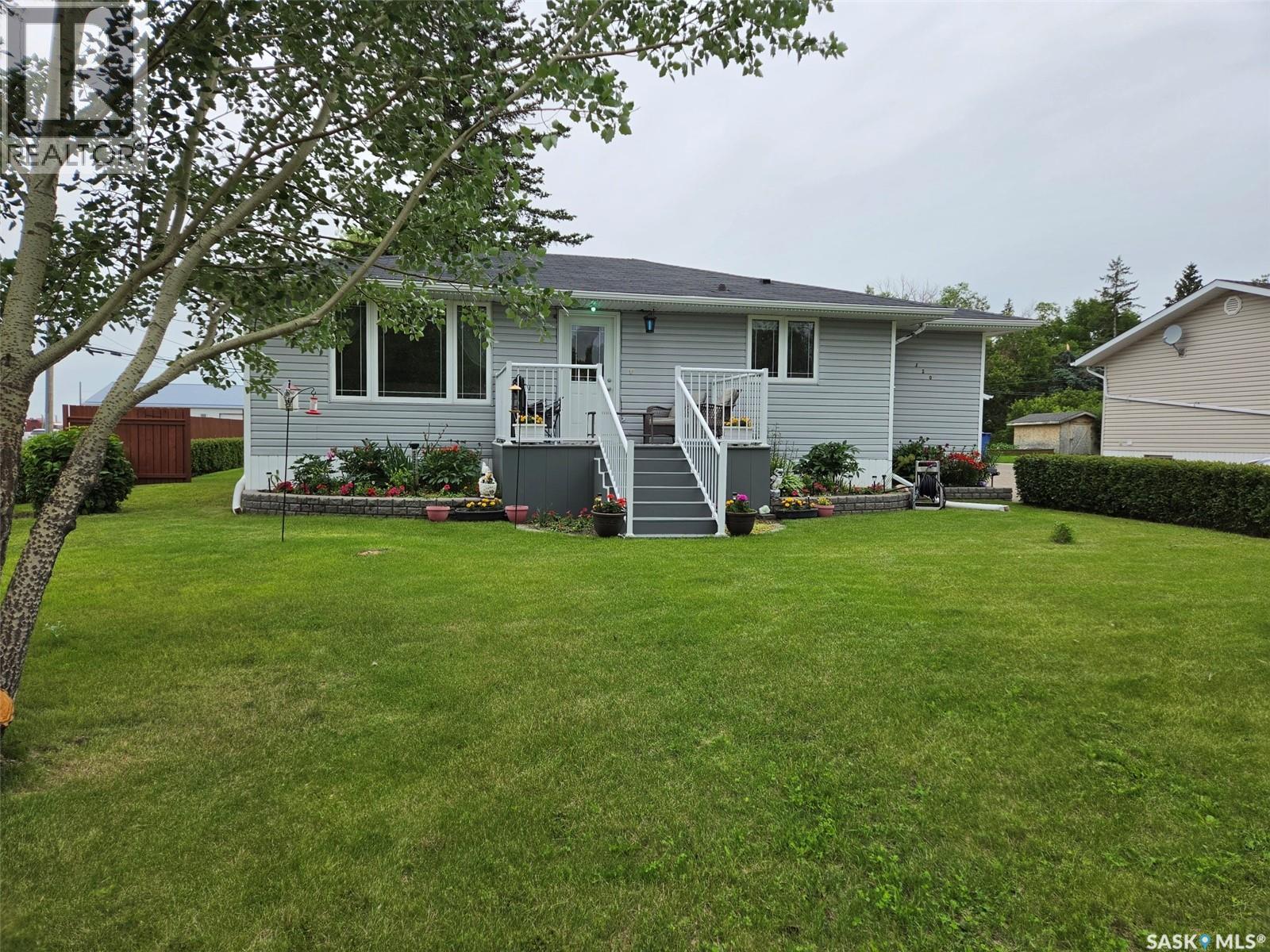 320 6th Street W, Carlyle, Saskatchewan  S0C 0R0 - Photo 2 - SK042211