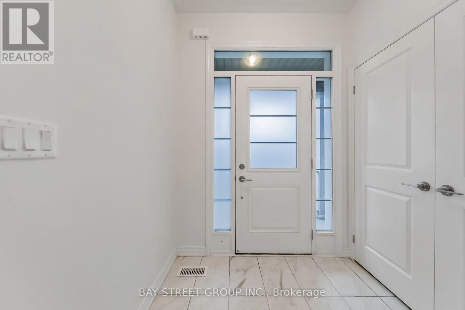 89 Phoenix Boulevard, Barrie, Ontario  L9S 2Z5 - Photo 4 - S13550432