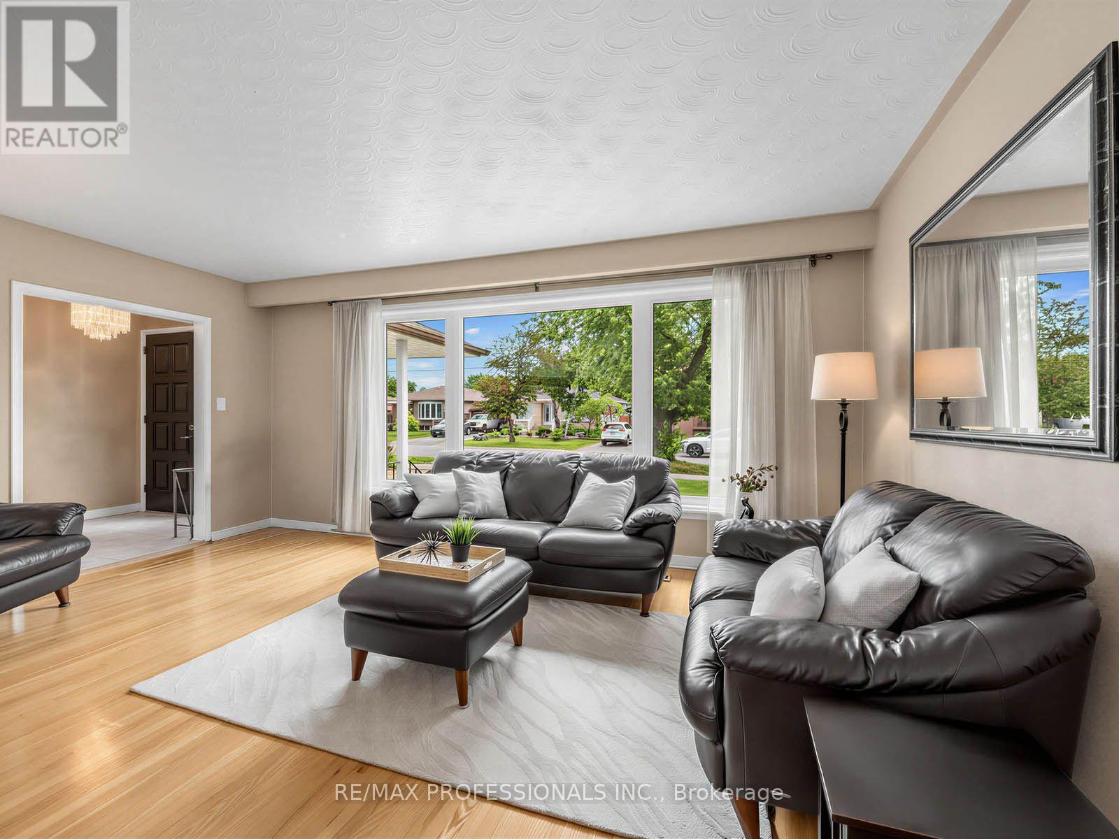 793 Netherton Crescent, Mississauga, Ontario  L4Y 2M5 - Photo 3 - W13550396