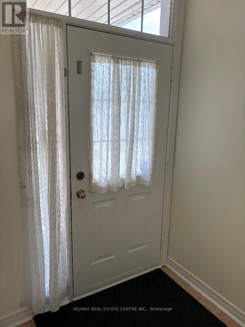 799 Ledbury Crescent, Mississauga, Ontario  L5V 2P9 - Photo 3 - W13550498