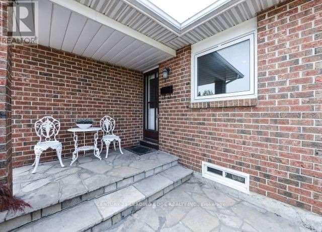 54 Aurora Place, Brampton, Ontario  L6Z 2A8 - Photo 2 - W13550574