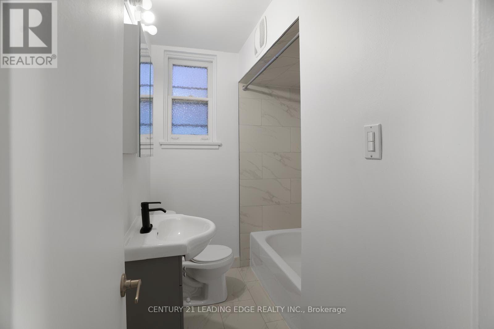 Lower - 15 Virginia Avenue, Toronto, Ontario M4C 2S6 - Photo 4 - E13550894